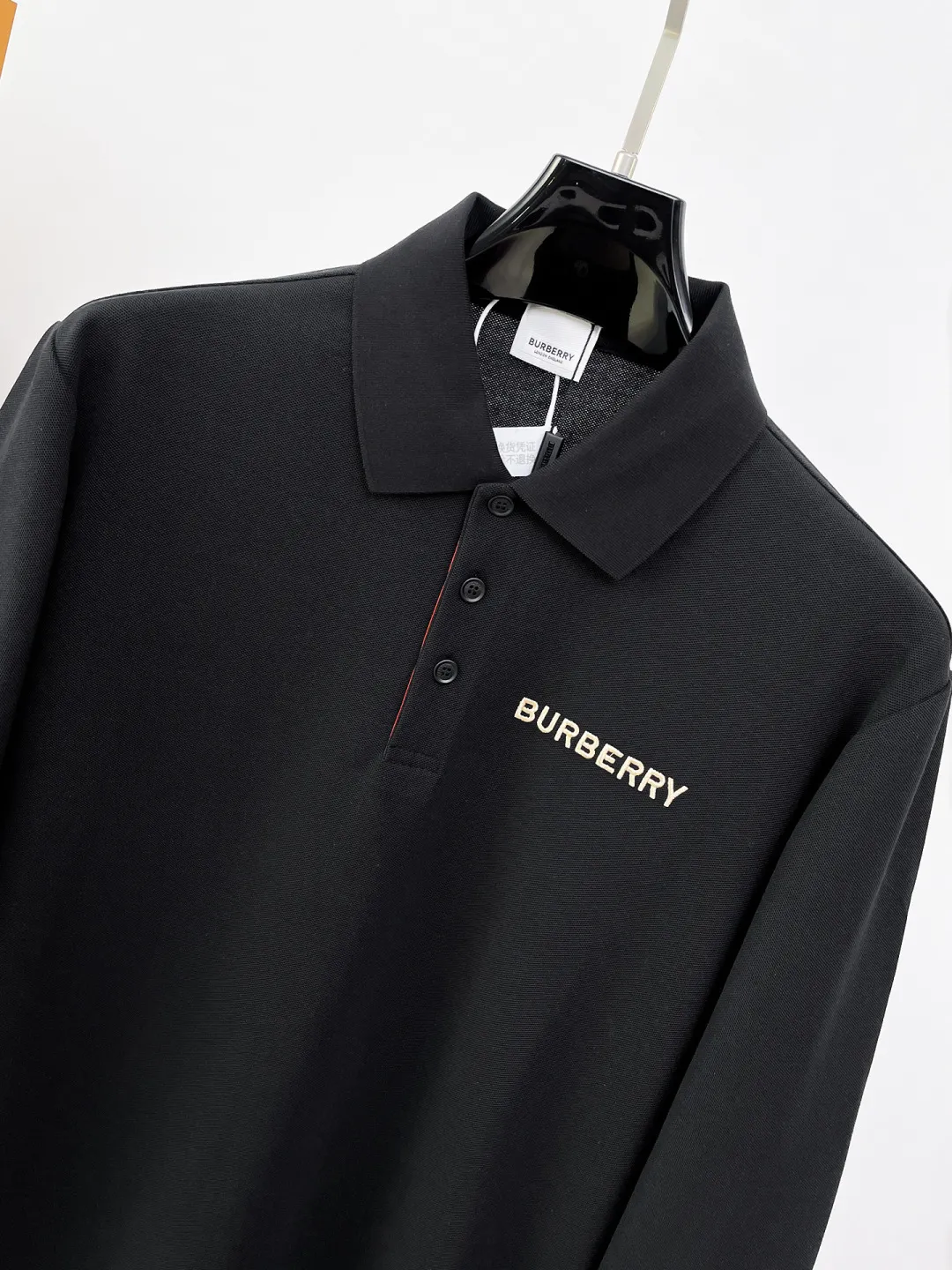 Burberry New Arrival long-sleeved Polo shirt, original fabric, official Same Style, made of 260 grams of pure cotton pique fabric, custom-made in the same vat, feels very comfortable and smooth, very wide and stylish, produced by a first-line brand Factory. The collar and collar ribs are woven with imported yarn and will not deform after long-term wear. The most New Arrival style in spring and summer, fashionable and individual, super Versatile and good-looking, very suitable for both men and women, a must-have style. Size: S-XXL
